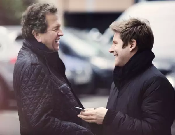 Mario Testino con el director creativo y CEO Christopher Bailey.