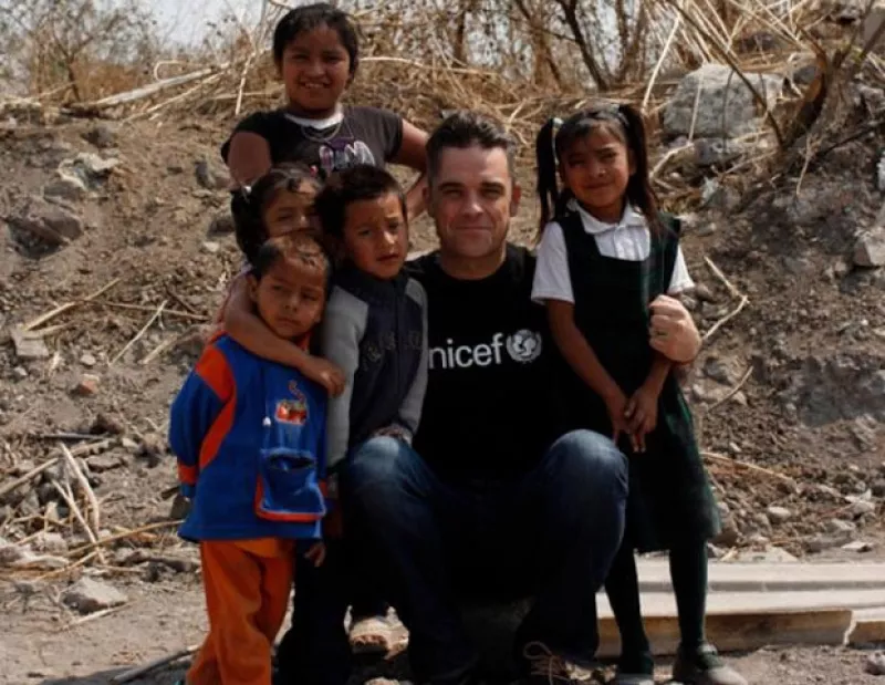 El cantante subió a su cuenta de Twitter fotografías de los recorridos que hizo en México para grabar un documental sobre pobreza y apoyar el evento Soccer Aid.