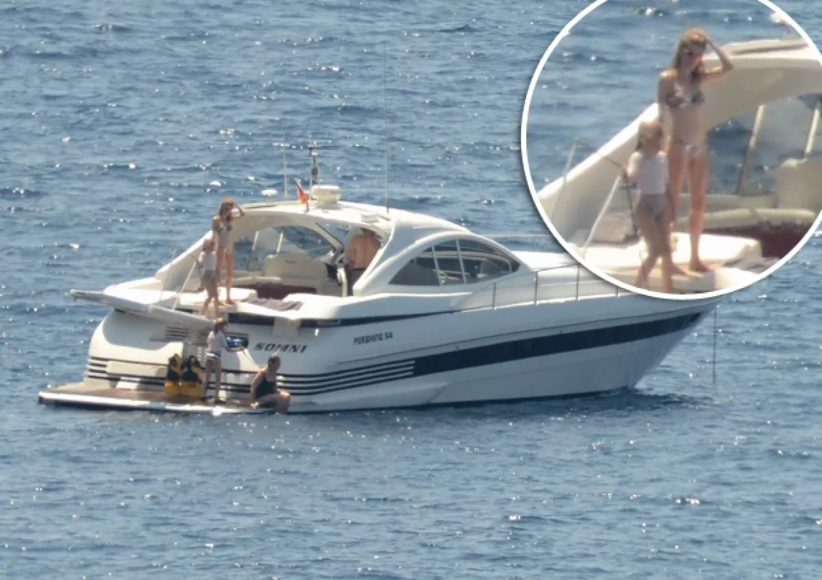 Letizia fue captada en bikini y desde lejos se puede apreciar su delgada figura.