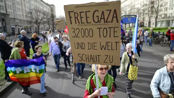 Una mujer sostiene un cartel que dice "Gaza libre: 32000 muertos y el mundo mira hacia otro lado" mientras participa en la manifestación de paz de la marcha de Pascua a lo largo de la avenida Karl-Marx en Berlín, el 30 de marzo de 2024. Numerosas grandes marchas tradicionales de Pascua tienen lugar en toda Alemania para protestar contra la guerra.