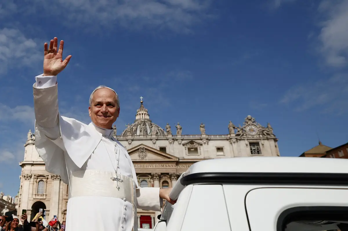 El Papa León XIV llega en el papa móvil para su misa inaugural en el Vaticano, el 18 de mayo de 2025.
