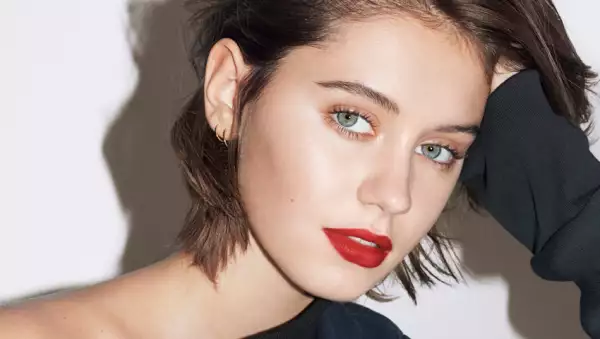 Iris Law, nueva embajadora global de Burberry Beauty.
