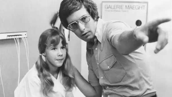 William Friedkin da anotaciones sobre una escena de El Exorcita a la joven actriz Linda Blair.