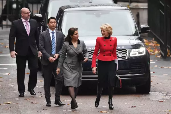 Princesa Haya de Jordania y Lady Shackleton