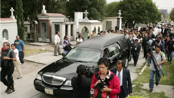La carroza transportó a la pequeña de la capilla hasta el lugar en que fue enterrada.