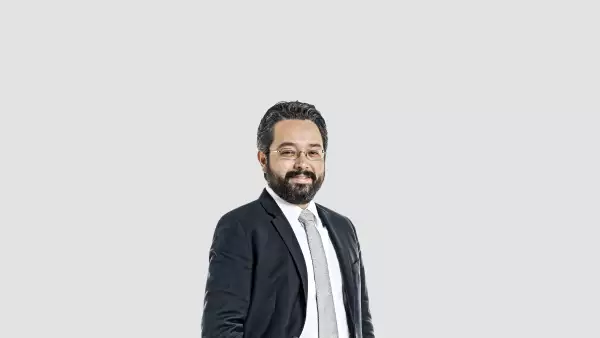 es un apasionado de las matemáticas y la economía.