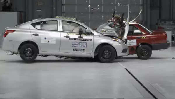 choque Tsuru vs Versa