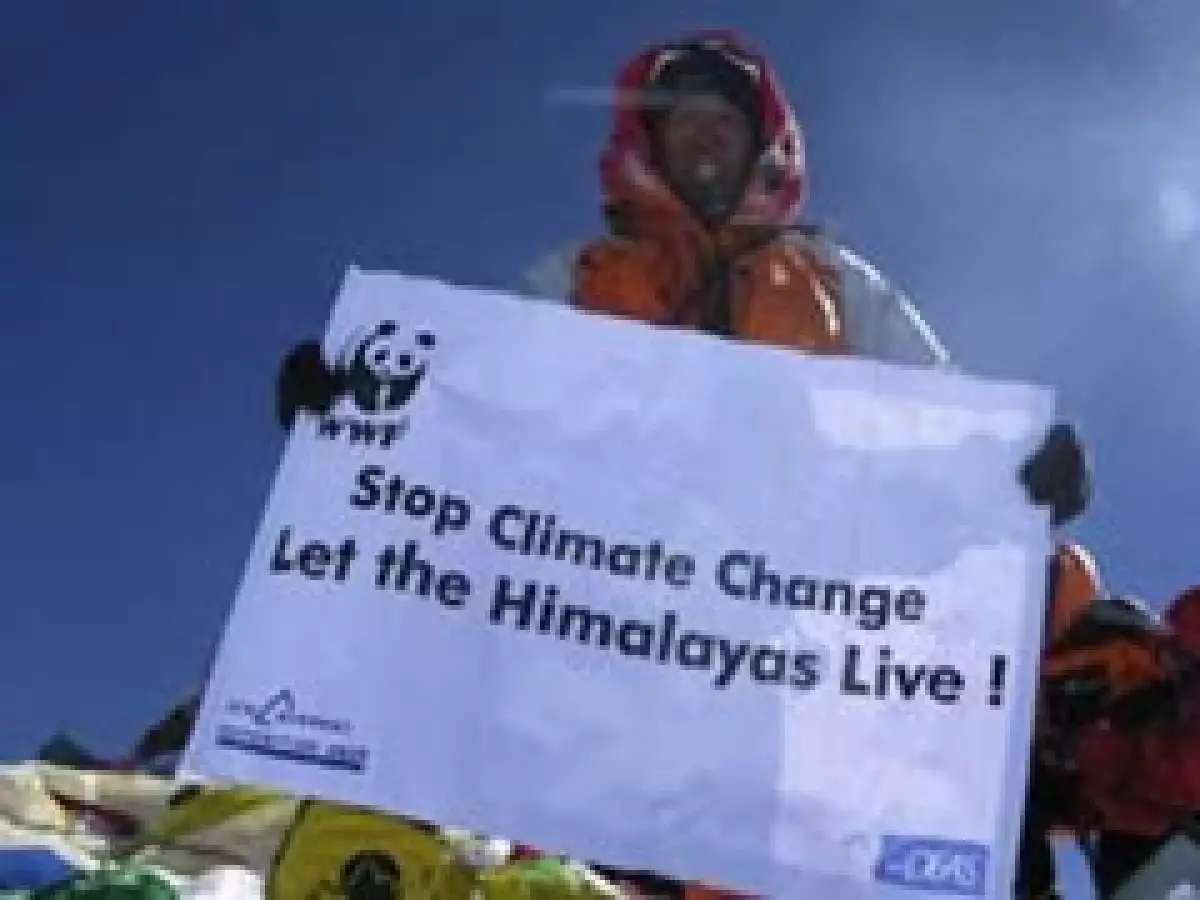 El escalador pide a las autoridades que ayuden a evitar el cambio climático. (Foto: Reuters)