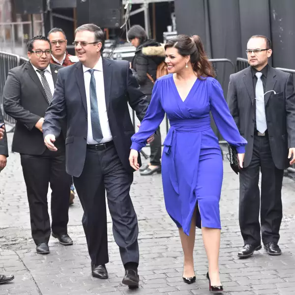 Marcelo Ebrard y su esposa