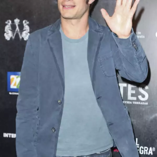 El actor mexicano se mostró amable todo el tiempo. Con respecto a su viaje a Cannes, comentó: `Es fabuloso que el talento mexicano se haya hecho presente en Cannes, sólo hay que ver cómo nos fue con los reconocimientos´.