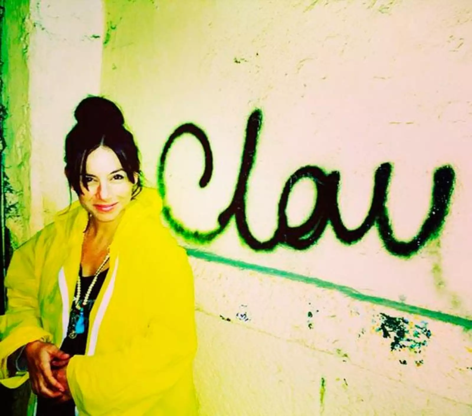 Claudia Lizaldi durante una visita al barrio de Tepito.