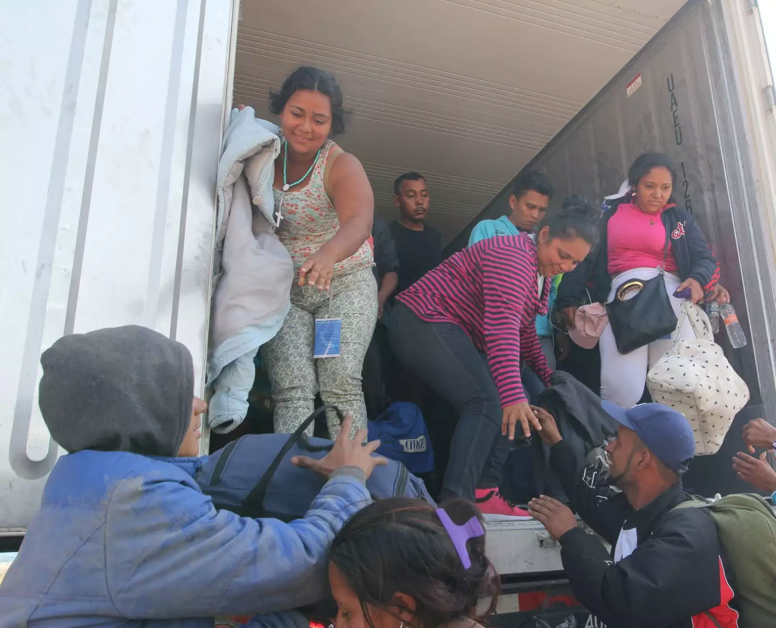 IRAPUATO, GUANAJUATO, 11NOVIEMBRE2018.- Cerca de 800 migrantes llegaron a las instalaciones del DIF, los centroamericanos arribaron en varias cajas de trailers, ahí bajaron con sus pertenencias para tomarse un descanso en su peregrinar hacia la frontera con los Estados Unidos.
FOTO: GUSTAVO BECERRA /CUARTOSCURO.COM