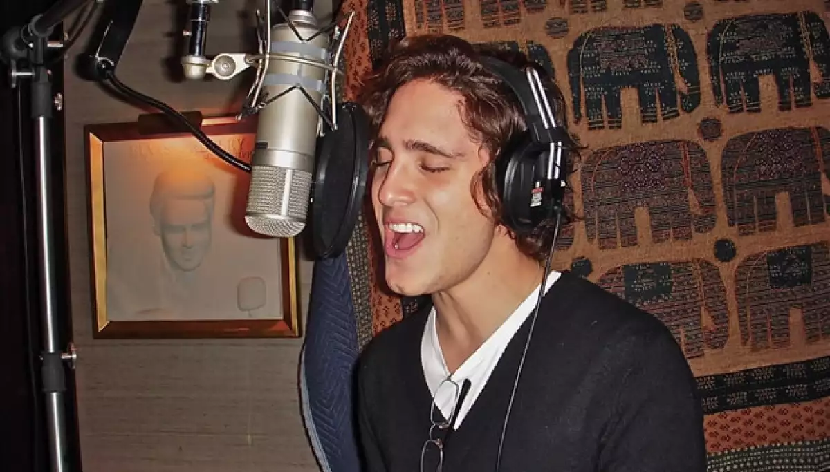 Diego también es cantautor y le dieron la oportunidad de cantar dos de sus temas dentro de la serie.