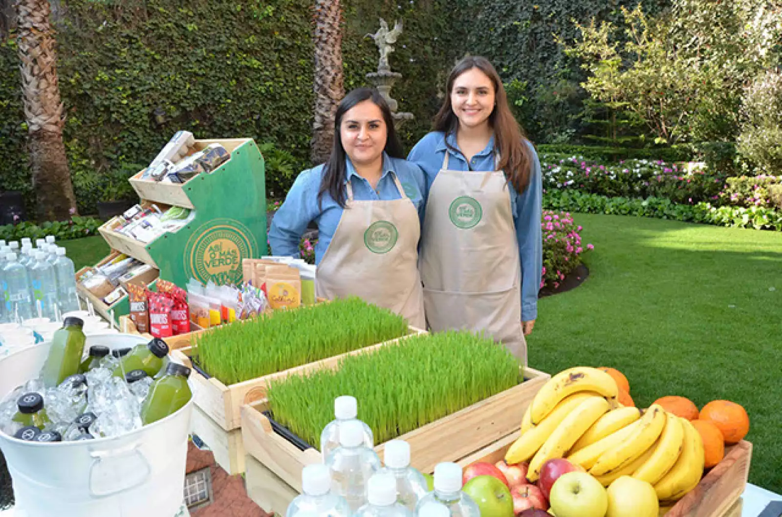 Pamela Chávez y Carla Chávez de `Así o mas verde´ junto a sus productos artesanales y orgánicos