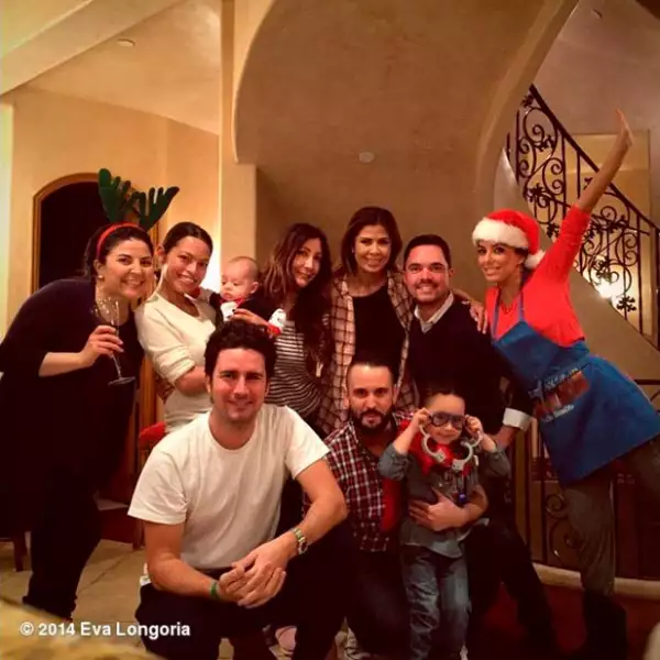Eva Longoria junto a su familia en una celebración prenavideña.