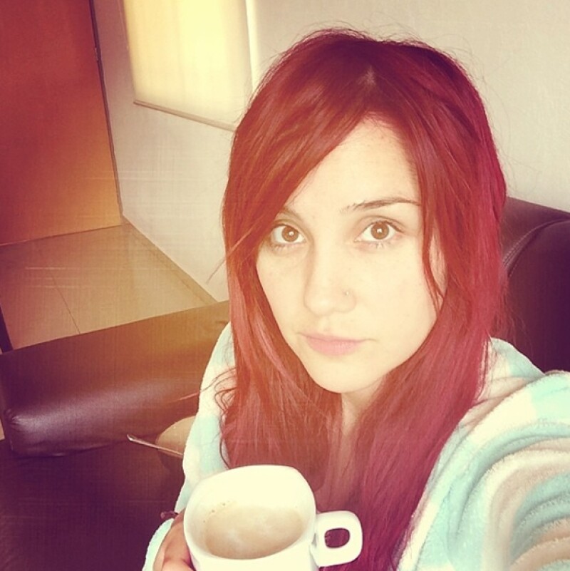 Dulce María compartió con sus seguidores un momento íntimo en casa, mientras tomaba café y leía un poco.