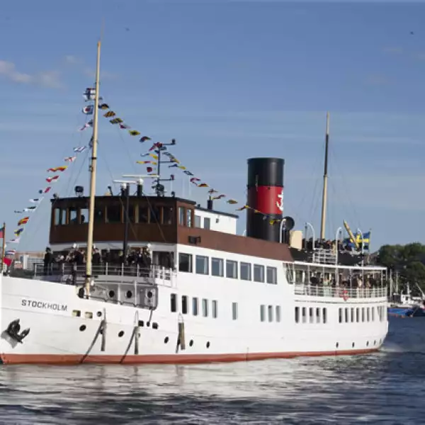 Un crucero real llevó a los invitados a disfrutar de las mejores vistas de Estocolmo, conocida como `Venecia del norte´. Más adelante, cenaron en la fortaleza de Skkepsholem.