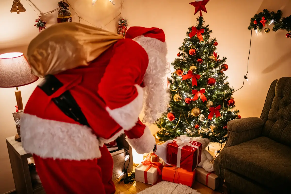 ¿Sabías que a Santa Claus también lo llaman "Abuelo Escarcha" y de otras maneras alrededor del mundo?