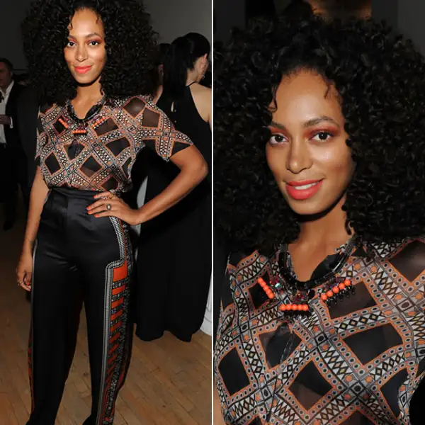 Tribeca Ball 2012: La cantante llegó al evento con unos pantalones a la cintura y una blusa estampada. Llevó el pelo en afro, labios naranjas y sombras naranjas también.