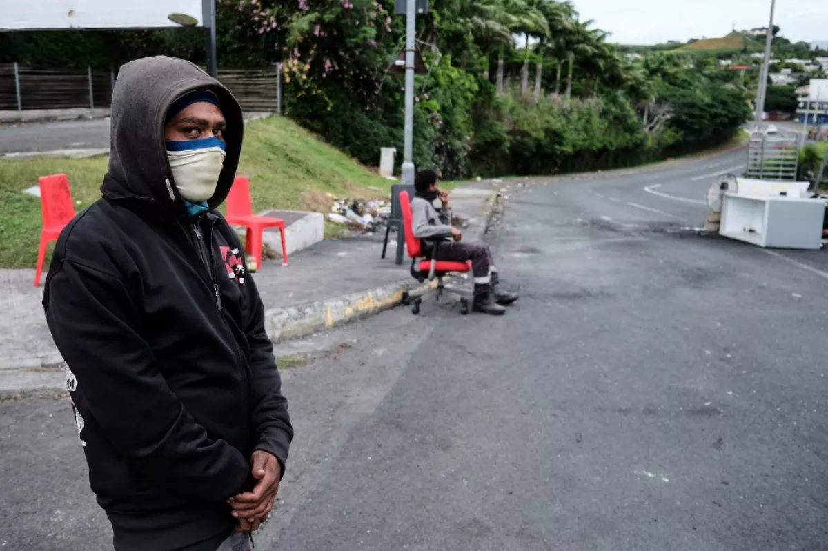 Un hombre está de guardia mientras regula el flujo de tráfico en una barricada independiente en el distrito de Magenta Tour en Noumea, el territorio del Pacífico de Francia de Nueva Caledonia, el 22 de mayo de 2024.