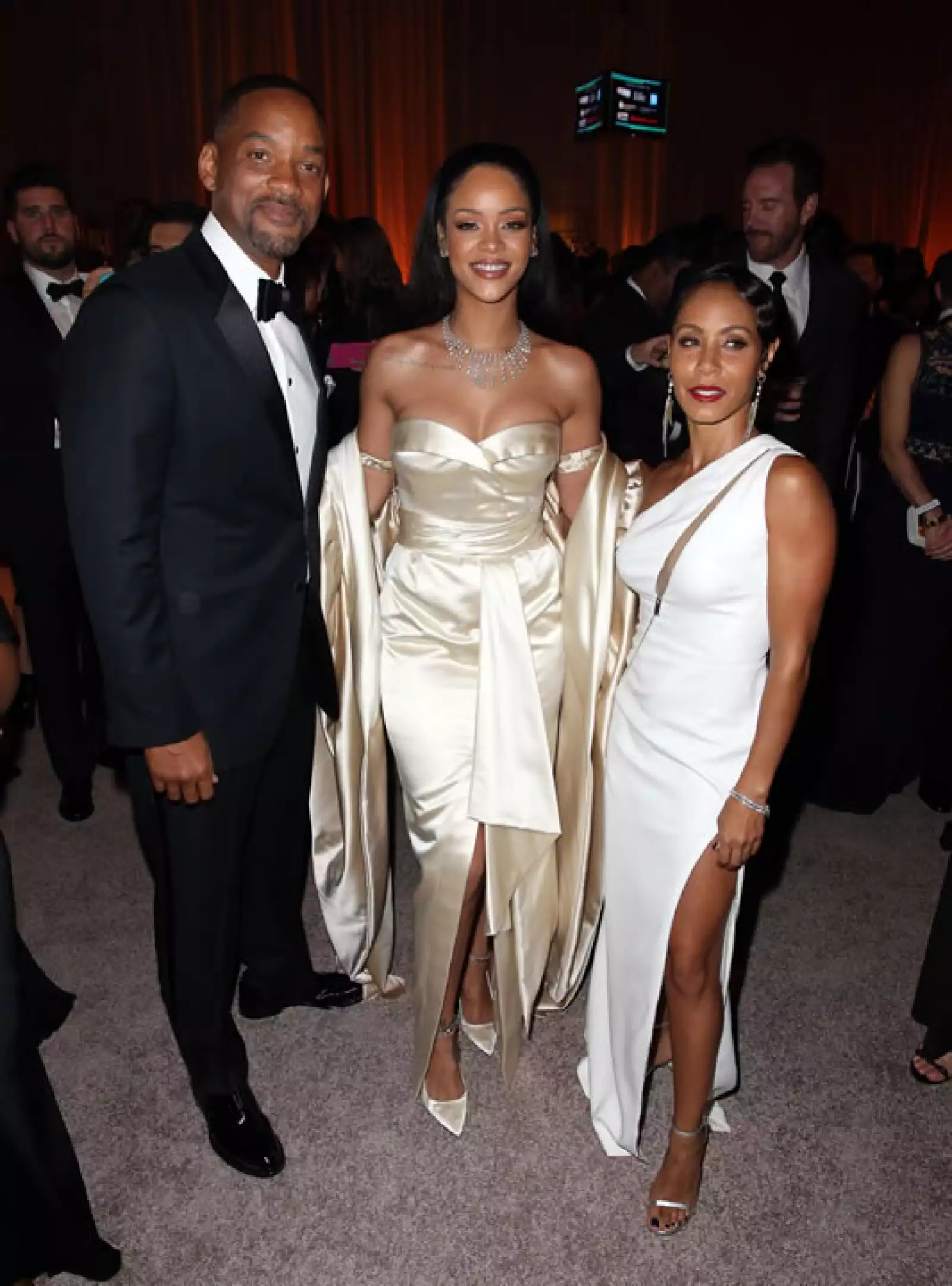 Durante la recaudación de fondos, Rihanna posó con Will y Jada.