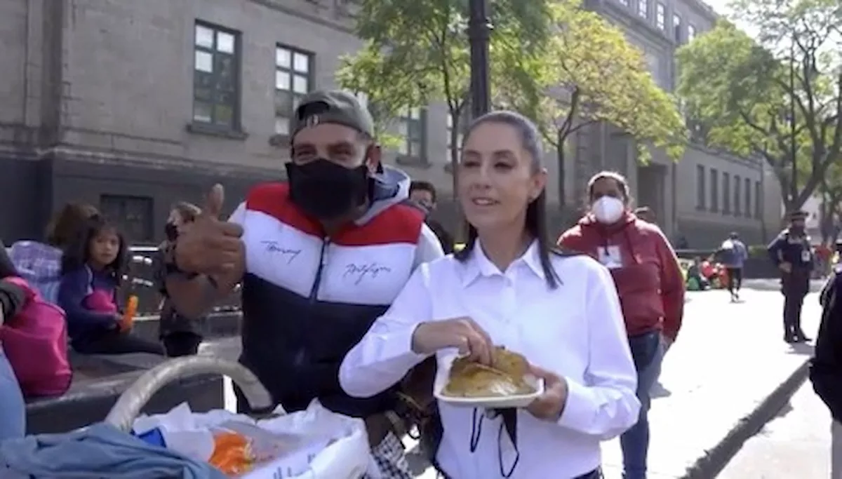 Claudia Sheinbaum, jefa de gobierno de la CDMX, come en calles de la capital 