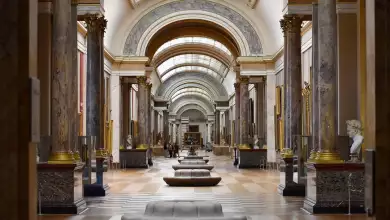 Ala Denon del Louvre en París tras una fuga de agua que afectó un techo histórico.