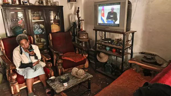 Una mujer escucha al presidente de Cuba, Miguel Díaz-Canel, hablar en la Televisión Nacional en su casa de La Habana el 5 de febrero de 2026. Cuba está preparada para mantener un diálogo con los Estados Unidos, pero no bajo presión, insistió el presidente Miguel Díaz-Canel el jueves después de meses de amenazas del presidente estadounidense Donald Trump.
