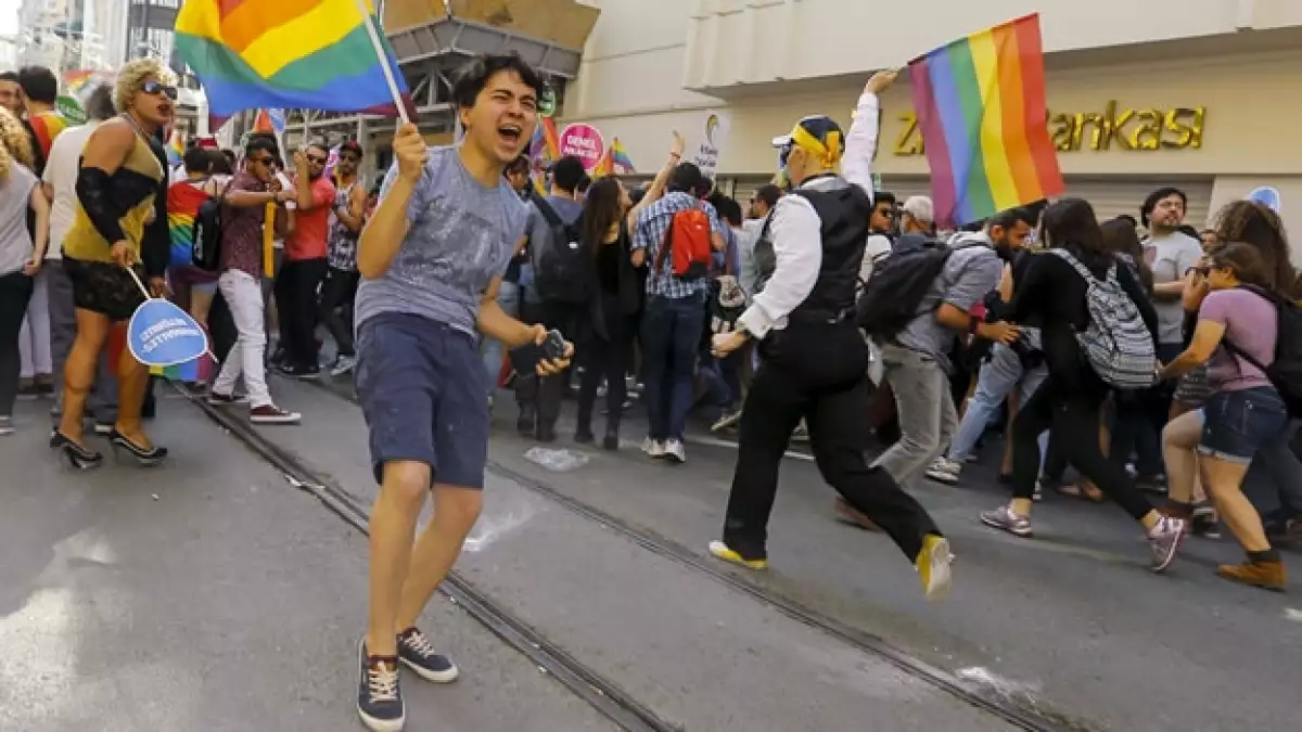 Asistentes al desfile del orgullo gay en Estambul corren tras ser agredidos por la policía