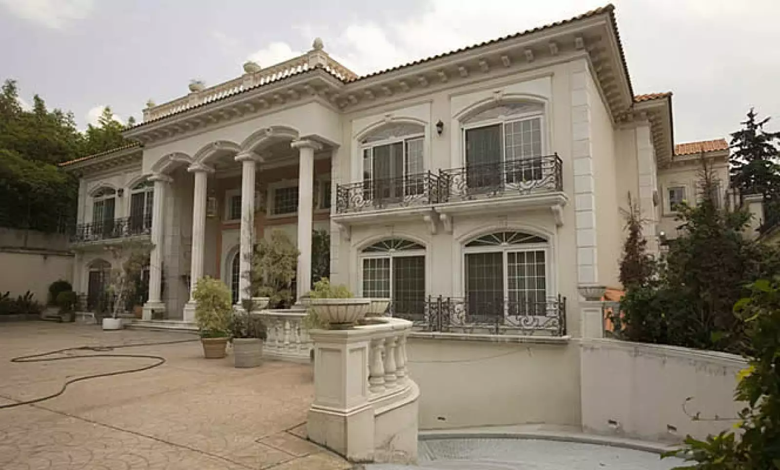 La casa de Zen Li Ye Gon en Lomas de Chapultepec, donde en marzo de 2007 se le decomisaron más de 205 millones de dólares en efectivo, también está a resguardo de la paraestatal.