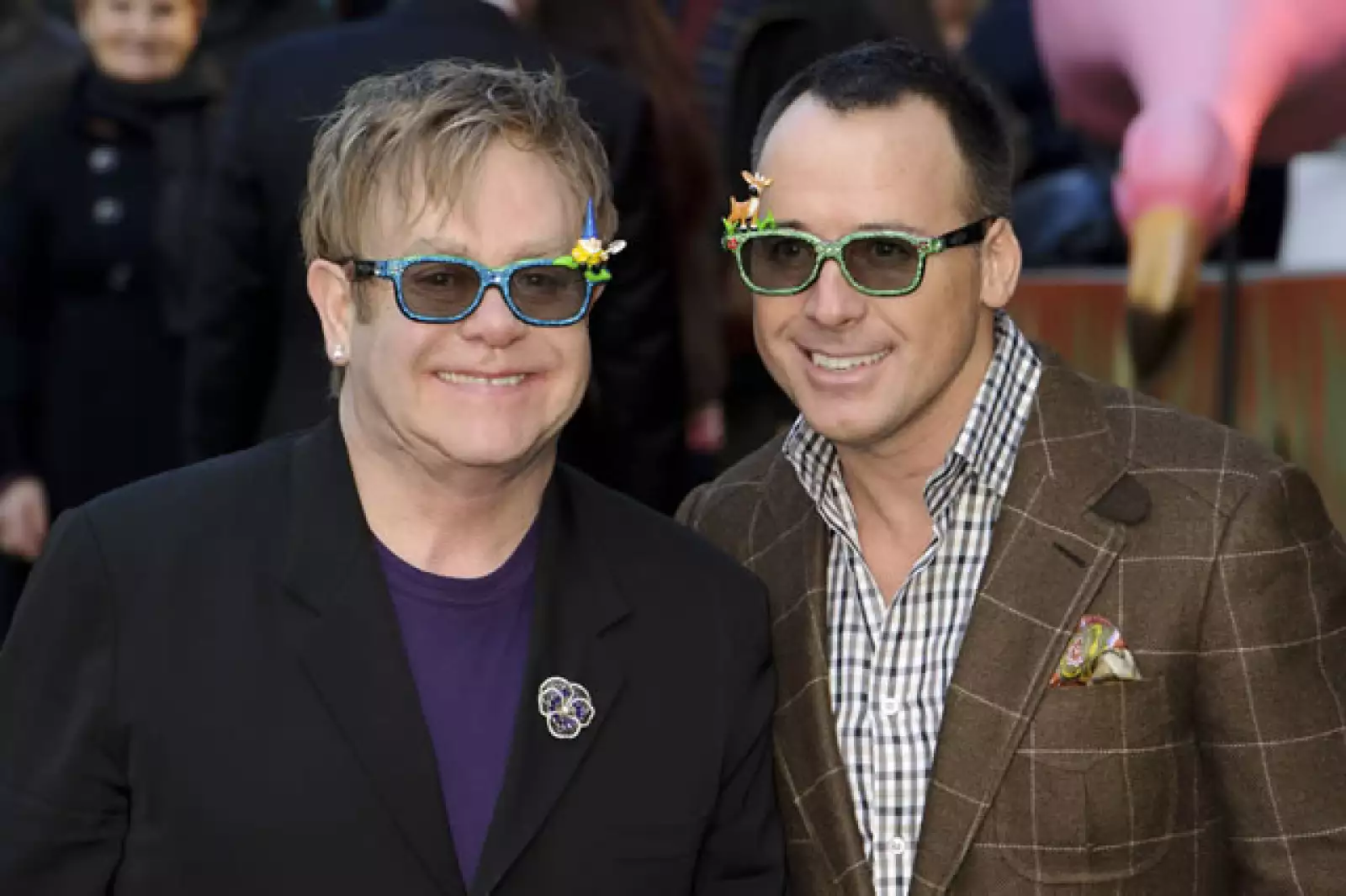 Elton John y David Furnish llevan cinco años de matrimonio y fue en enero de este 2011 cuando se estrenaron como papás, el pequeño se llama Zachary Jackson Levon.