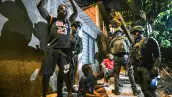 Soldados colombianos registraron a un hombre en el barrio de Meléndez antes de la próxima toma de posesión presidencial del presidente electo de Colombia, Abelardo de la Espriella, en Cali, Colombia, el 4 de agosto de 2026.