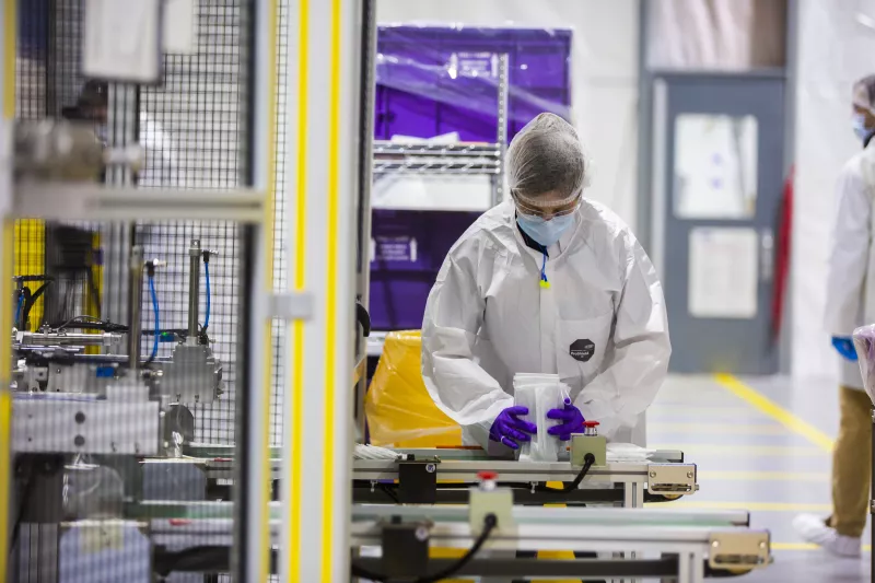 México tiene una buena producción de equipo de protección para personal de la salud; pero no así de ventiladores o de pruebas de diagnóstico, según la AMID.