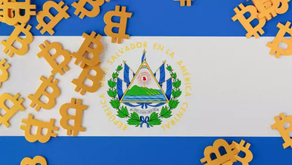 Bandera de El Salvador con logos de bitcoin