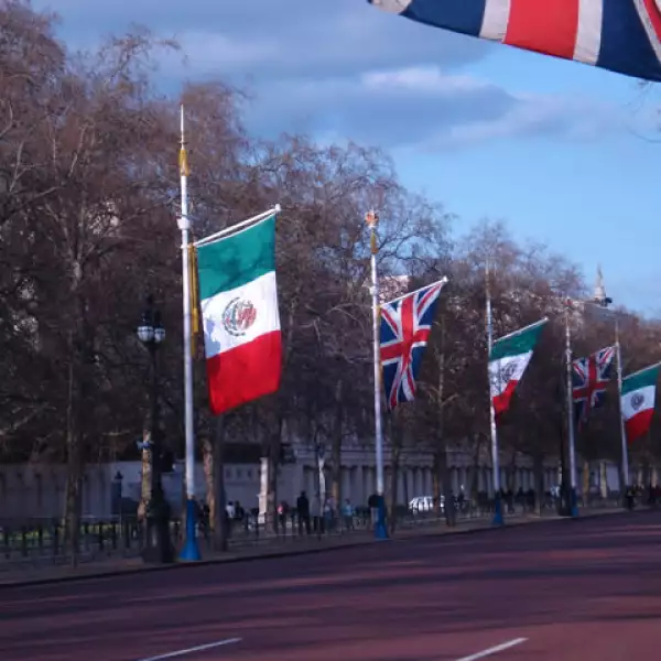 Así lució la avenida principal del Palacio de Buckingham con las banderas mexicanas.