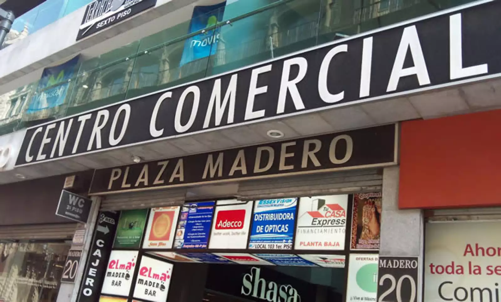 Plaza Madero está ubicada sobre la avenida del mismo nombre, en el centro de la Ciudad de México.
