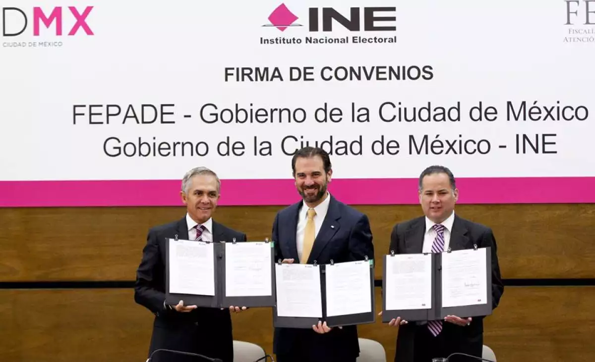 Miguel Ángel Mancera (izq.), Lorenzo Córdova (centro) y Santiago Nieto (der.) suscribieron el acuerdo.