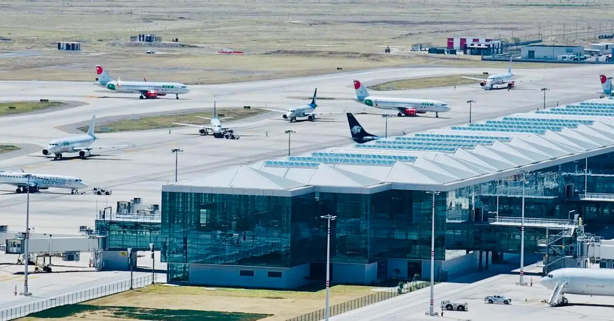 Un total de 8 aviones estacionados sobre la pista el aeropuerto del aifa. Es de día, los aviones son blancos con vivos rojosjpg