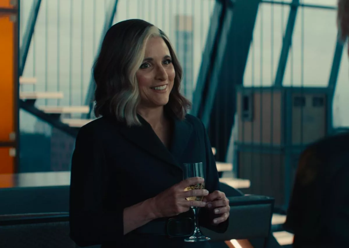 Foto de Julia Louis Dreyfus personificando a la agente de la CIA en el MCU, Valentina Allegra.