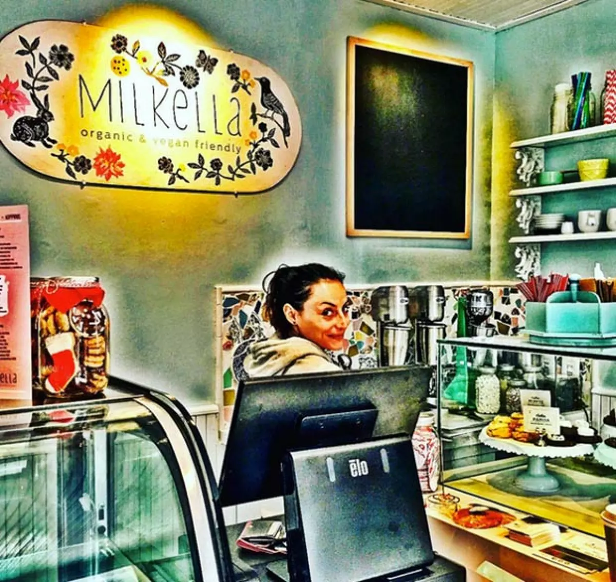 El Güero Franco apoya a su nueva esposa en su faceta como empresaria, al frente de Milkella, un negocio de postres orgánicos y veganos.