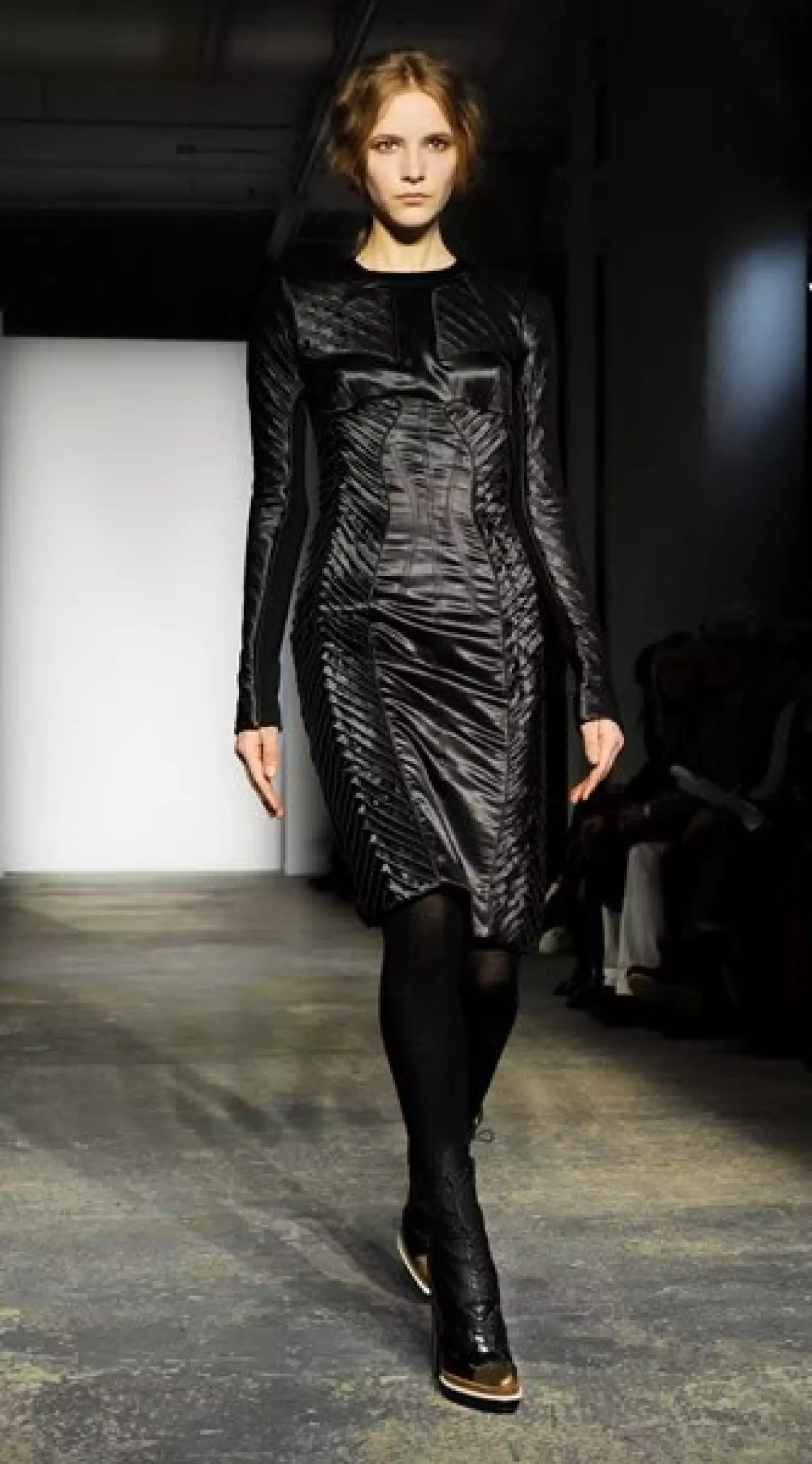 NEGRO. El color que manda en la temporada es éste, y llevarlo de pies a cabeza es un acierto, como en el desfile de Proenza Schouler.