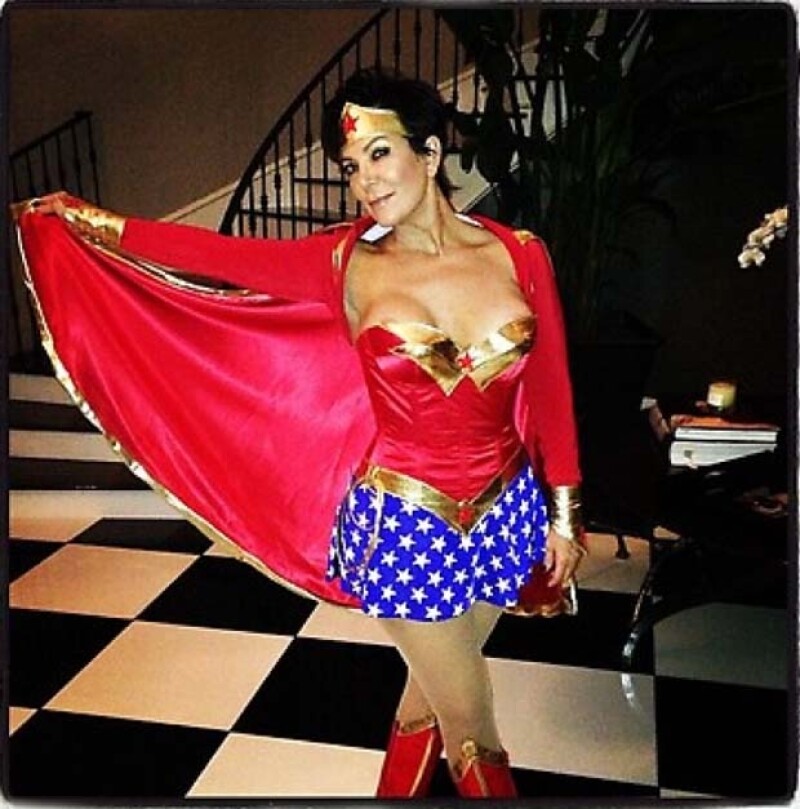 En la foto Kris aparece disfrazada de "La mujer maravilla".
