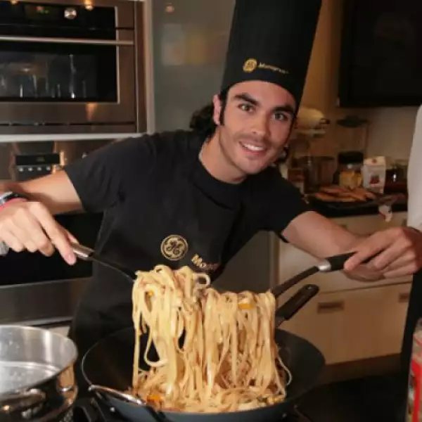 El actor Gonzalo García Vivanco cocinó lo que no podía faltar: un rico fetuccini con salmón y espárragos.