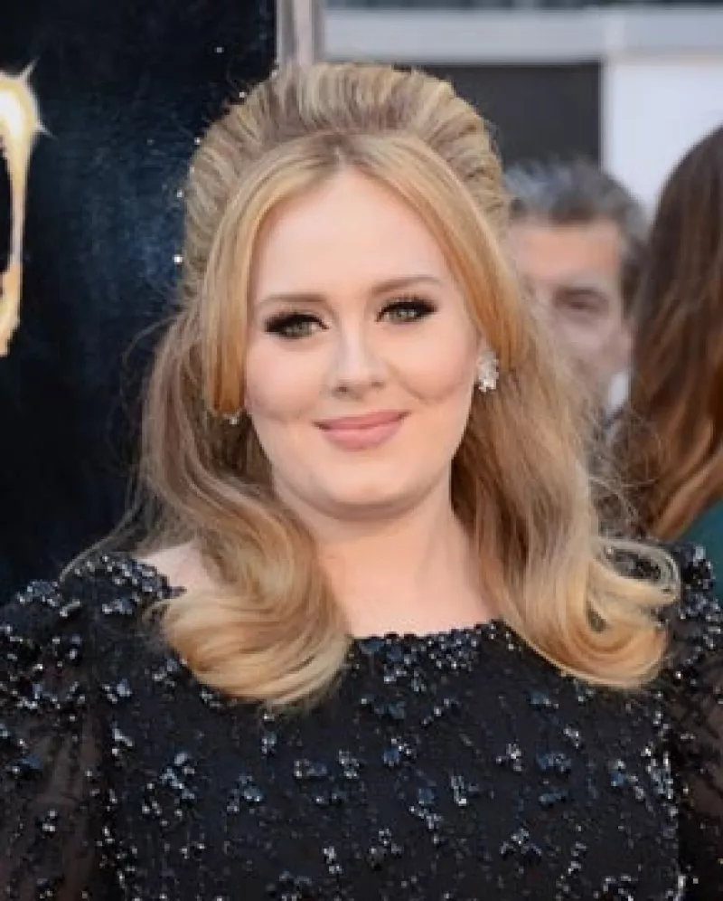 De acuerdo con el sitio Us Magazine, la cantante de 24 años desea unir su vida con su novio Simon Konecki; la fiesta podría efectuarse en Brighton, Inglaterra.