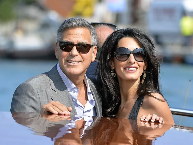 George Clooney y Amal Alamuddin llegaron ayer a Venecia, mágico lugar en el que celebrarán su boda y en donde tuvieron sus respectivas despedida de solteros.