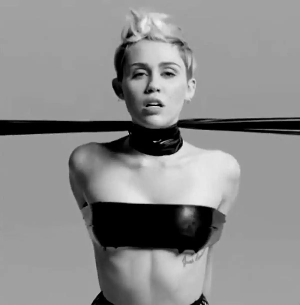 La controvertida cantante mostrará su lado más artístico al llevar a un público muy específico un corto en el que comparte su faceta más sexual, donde el tema del bondage está más que presente.