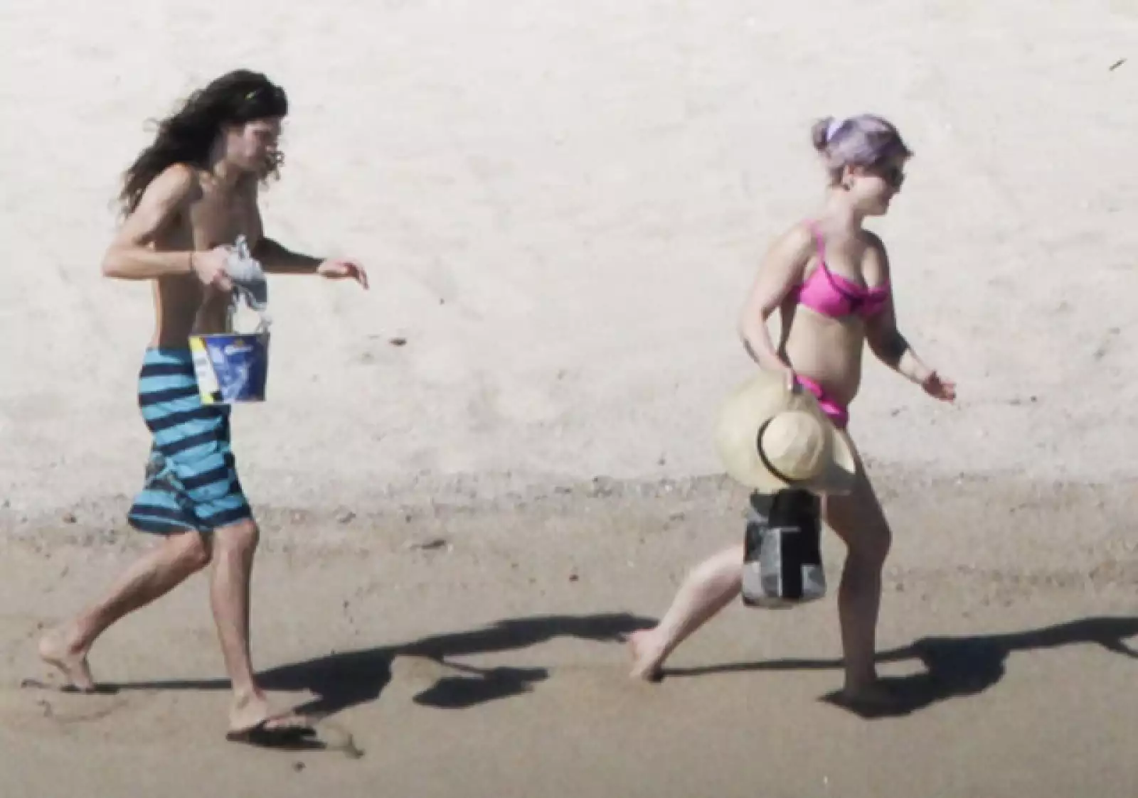 Aquí Kelly Osbourne en la playa.