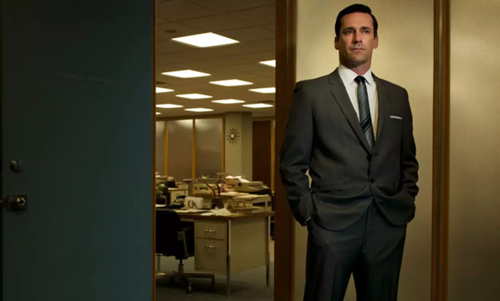 Los trajes, en tonos oscuros, dominaron en las primeras temporadas de la serie de AMC.