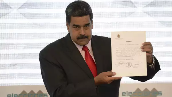 Maduro recibe constancia
