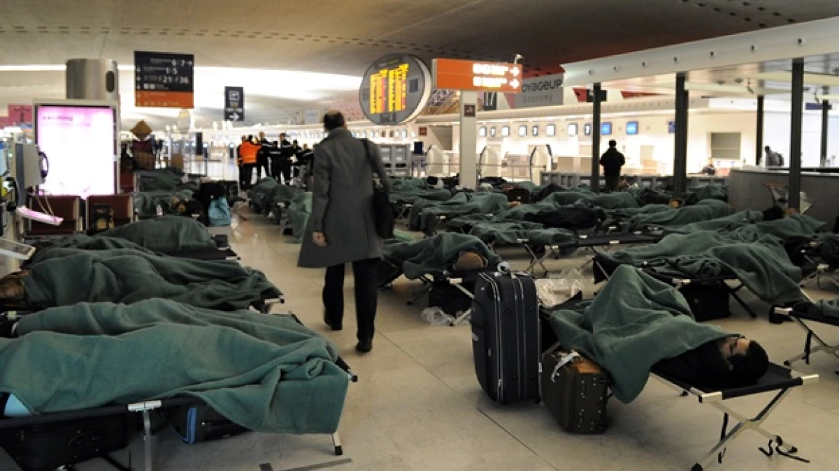 Pasajeros pernoctan Charles de Gaulle